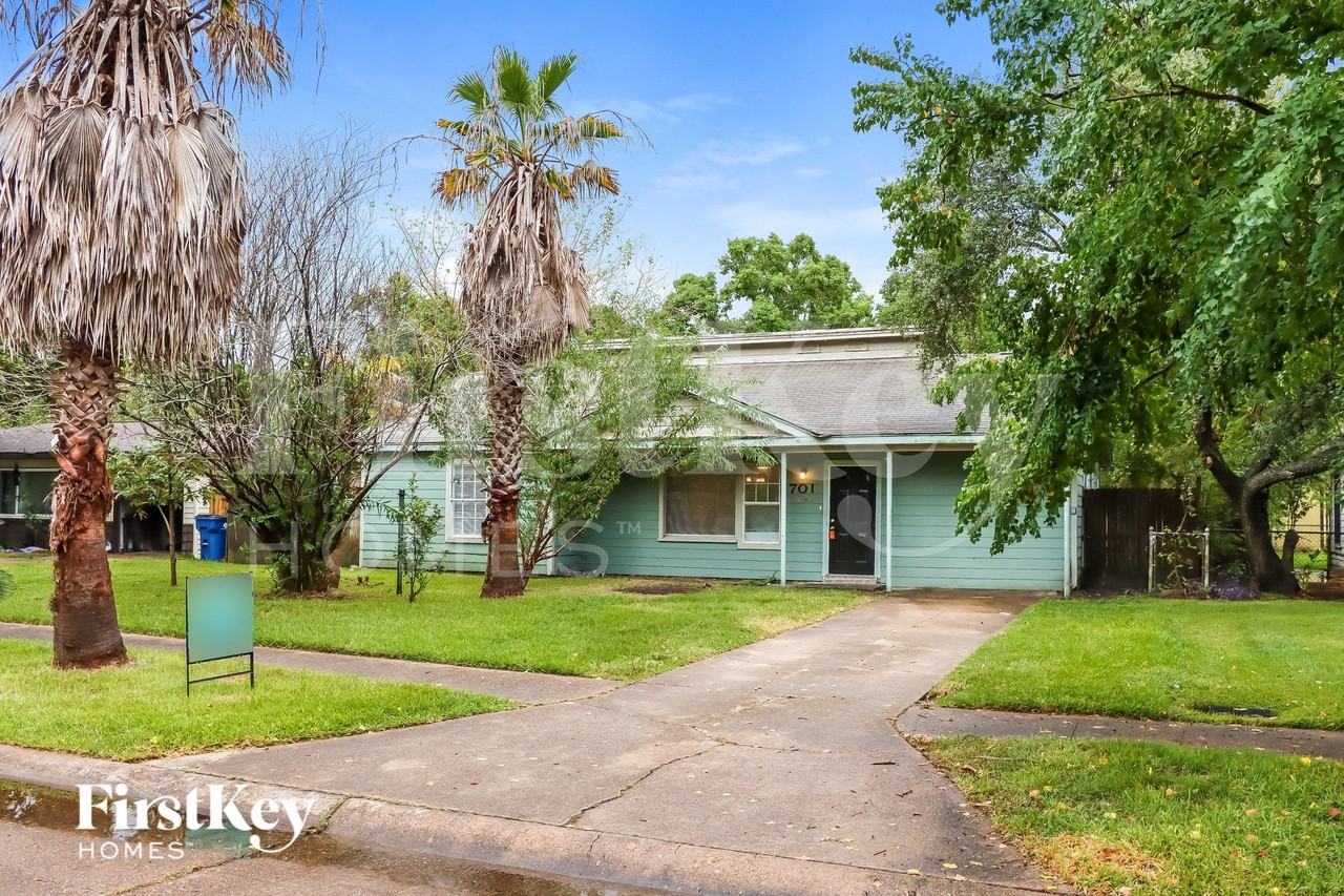 701 22nd Ave N - Photo 2 of 15