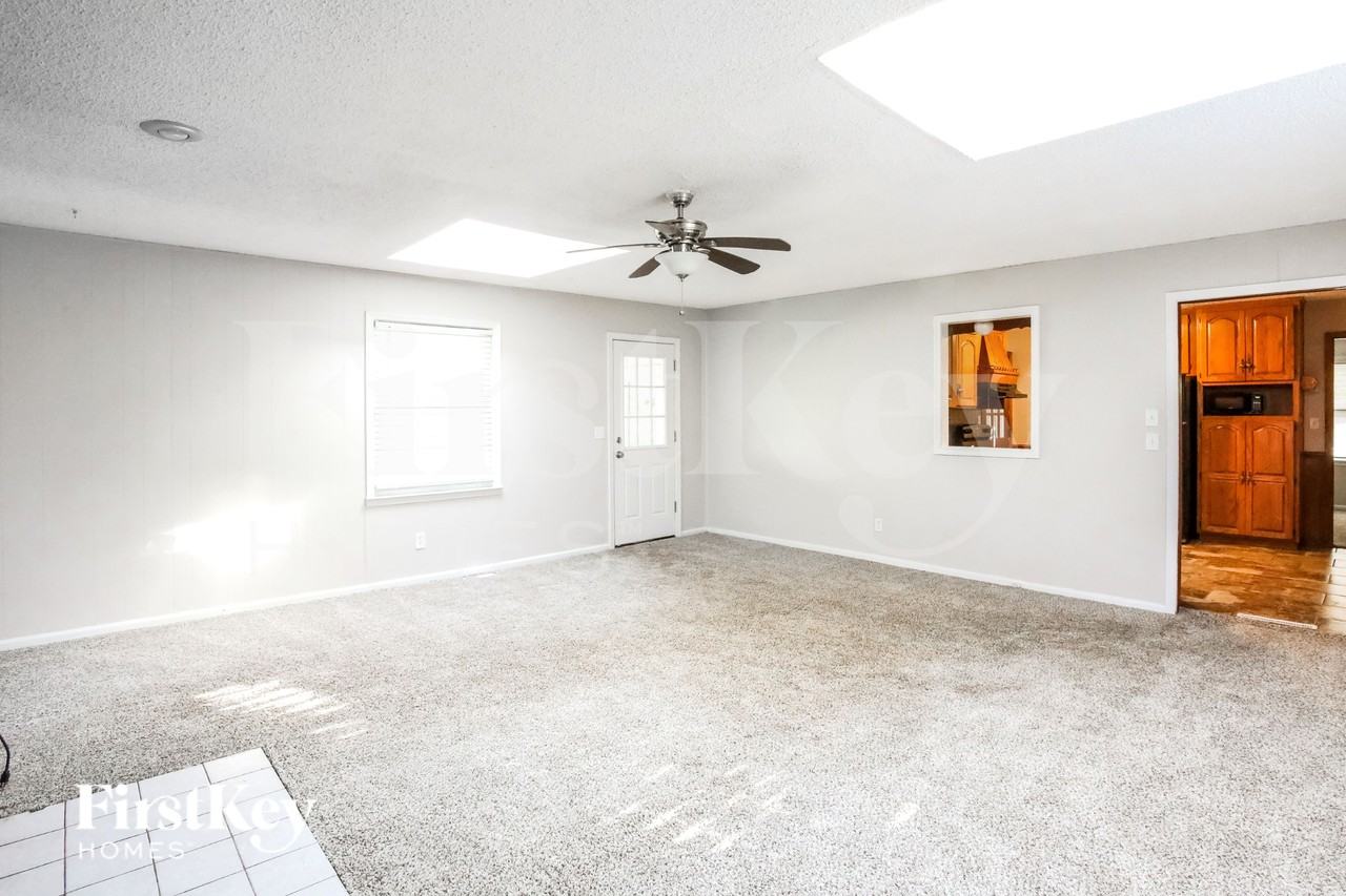 6900 Fairlane Dr - Photo 4 of 15