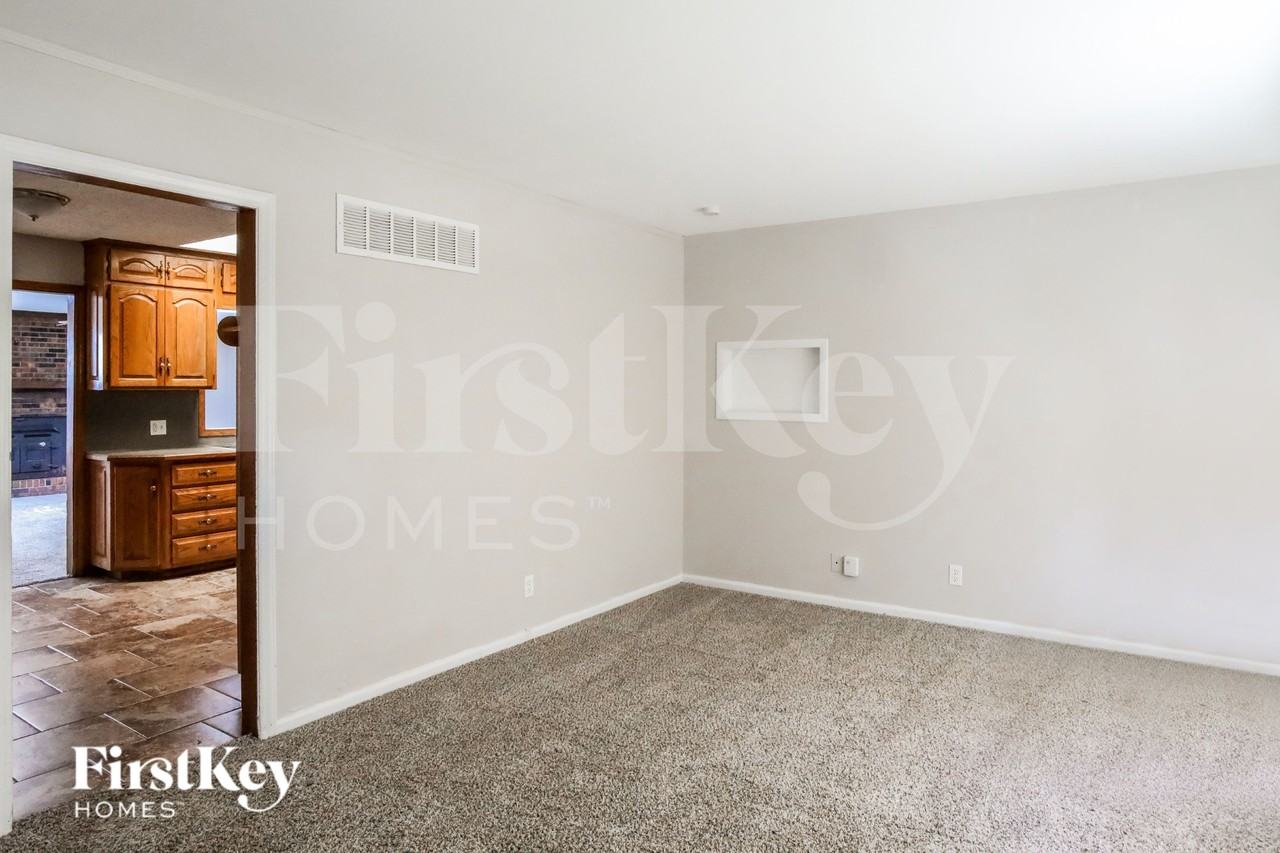 6900 Fairlane Dr - Photo 6 of 15