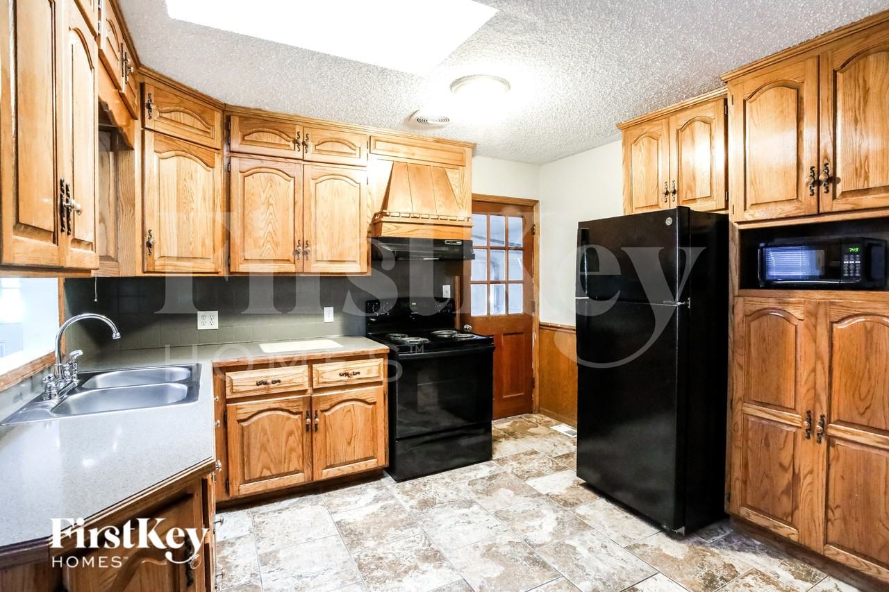 6900 Fairlane Dr - Photo 7 of 15