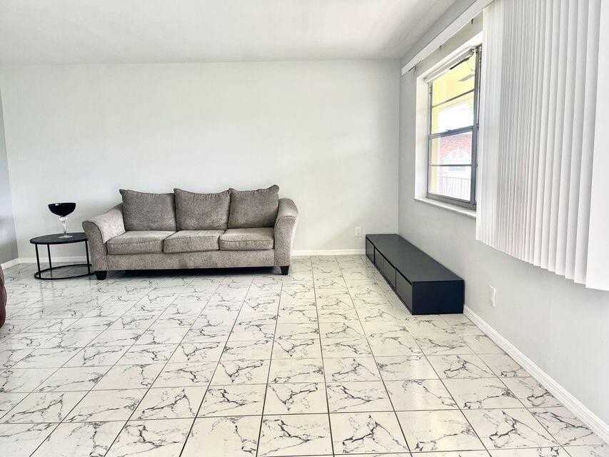 216 N Federal Hwy #6 - Photo 3 of 11