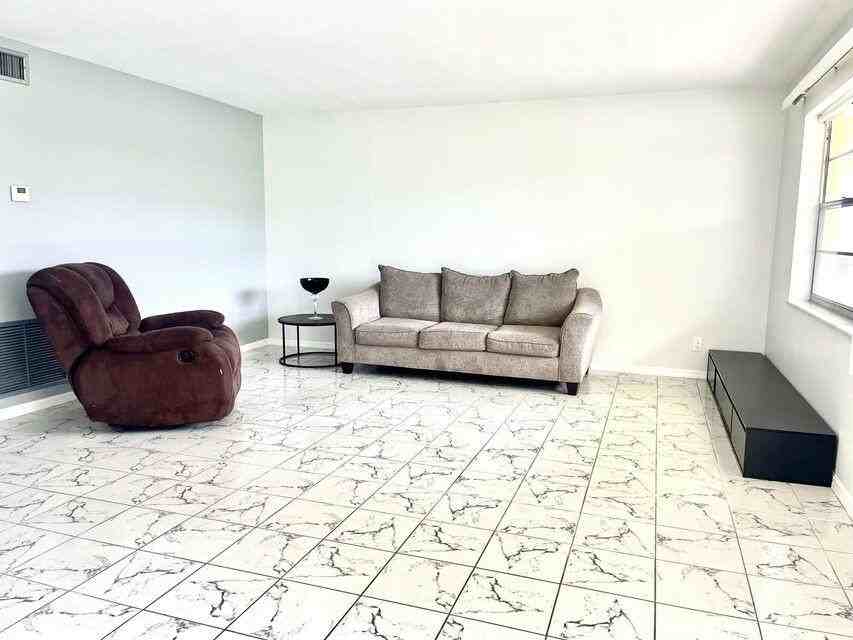 216 N Federal Hwy #6 - Photo 4 of 11