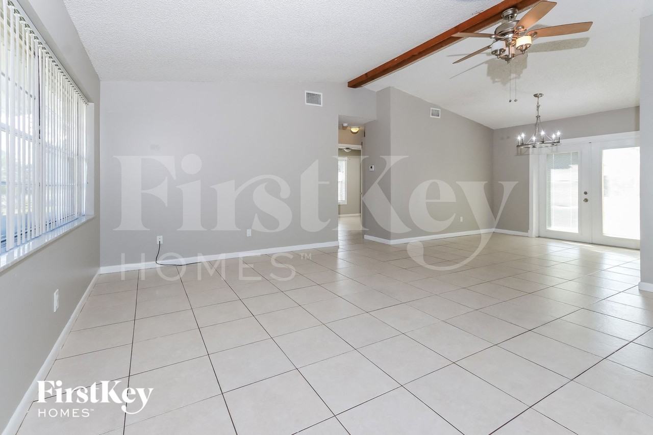 650 Nw Selvitz Rd - Photo 4 of 15