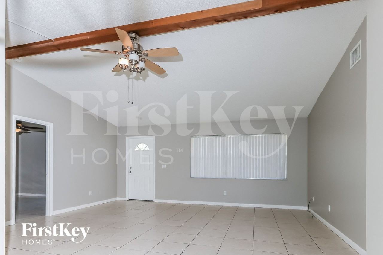 650 Nw Selvitz Rd - Photo 5 of 15