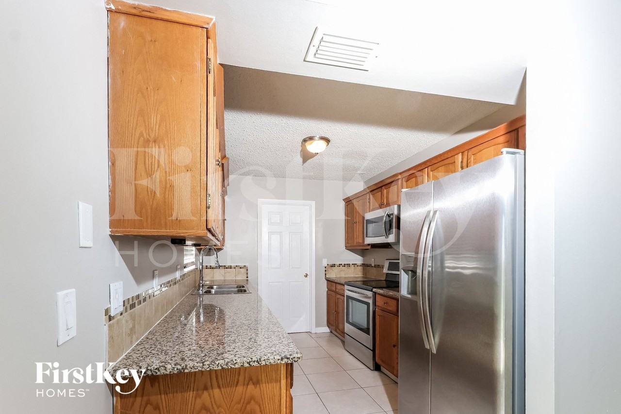 650 Nw Selvitz Rd - Photo 6 of 15