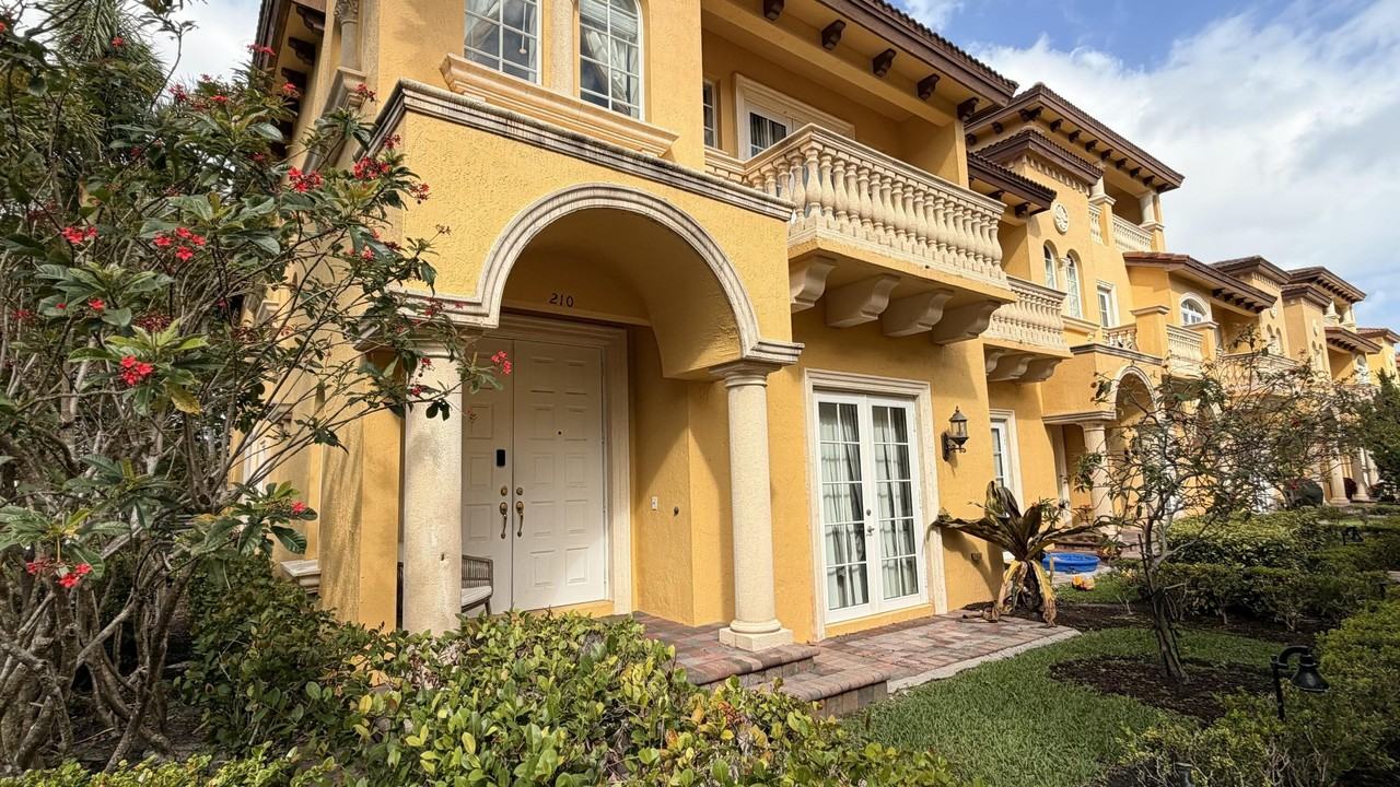 210 Ne 69th Cir - Photo 2 of 37