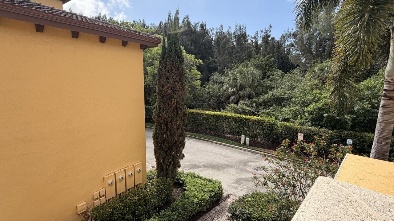 210 Ne 69th Cir - Photo 3 of 37