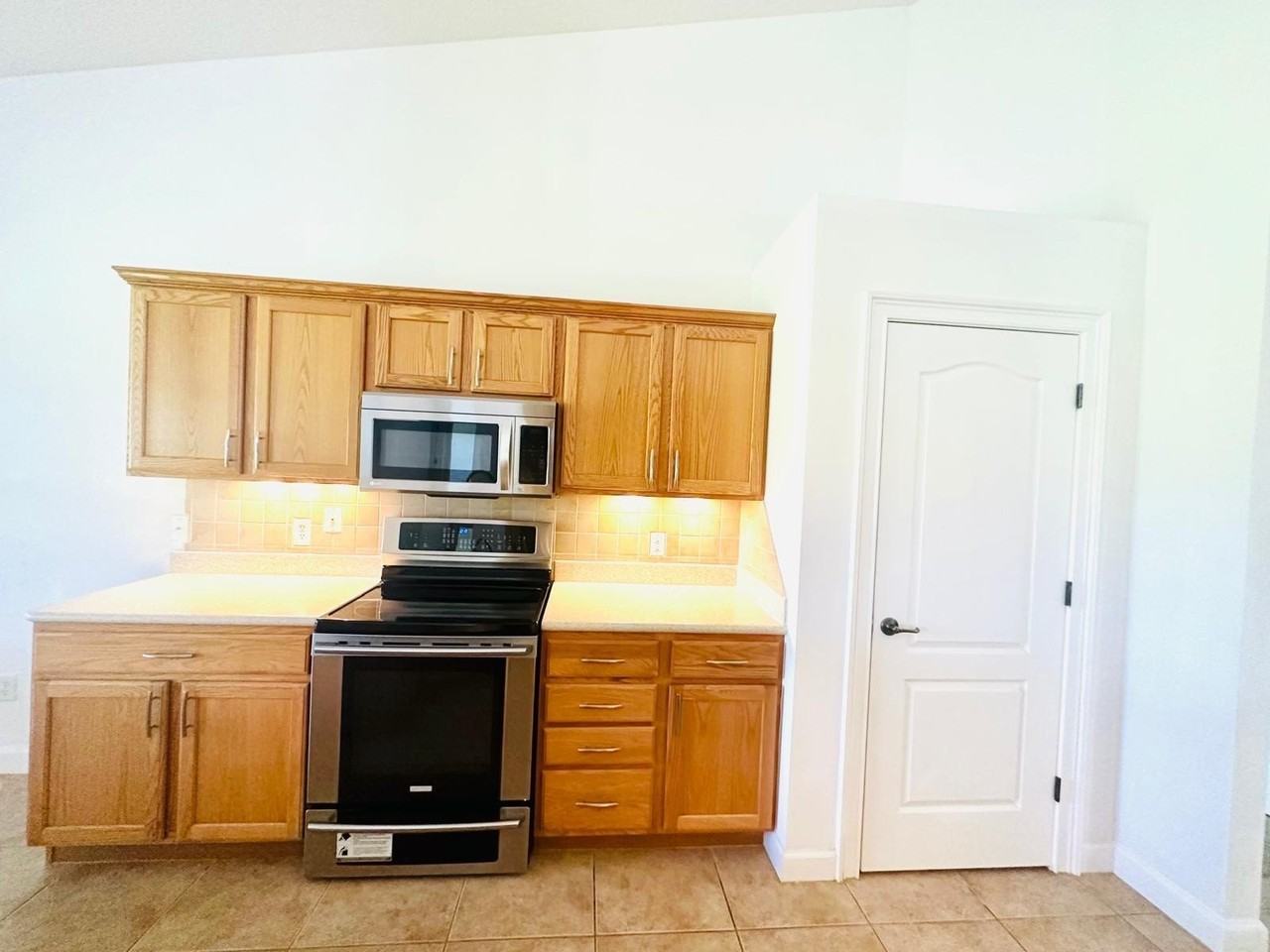 1074 Sw Sultan Dr - Photo 4 of 33