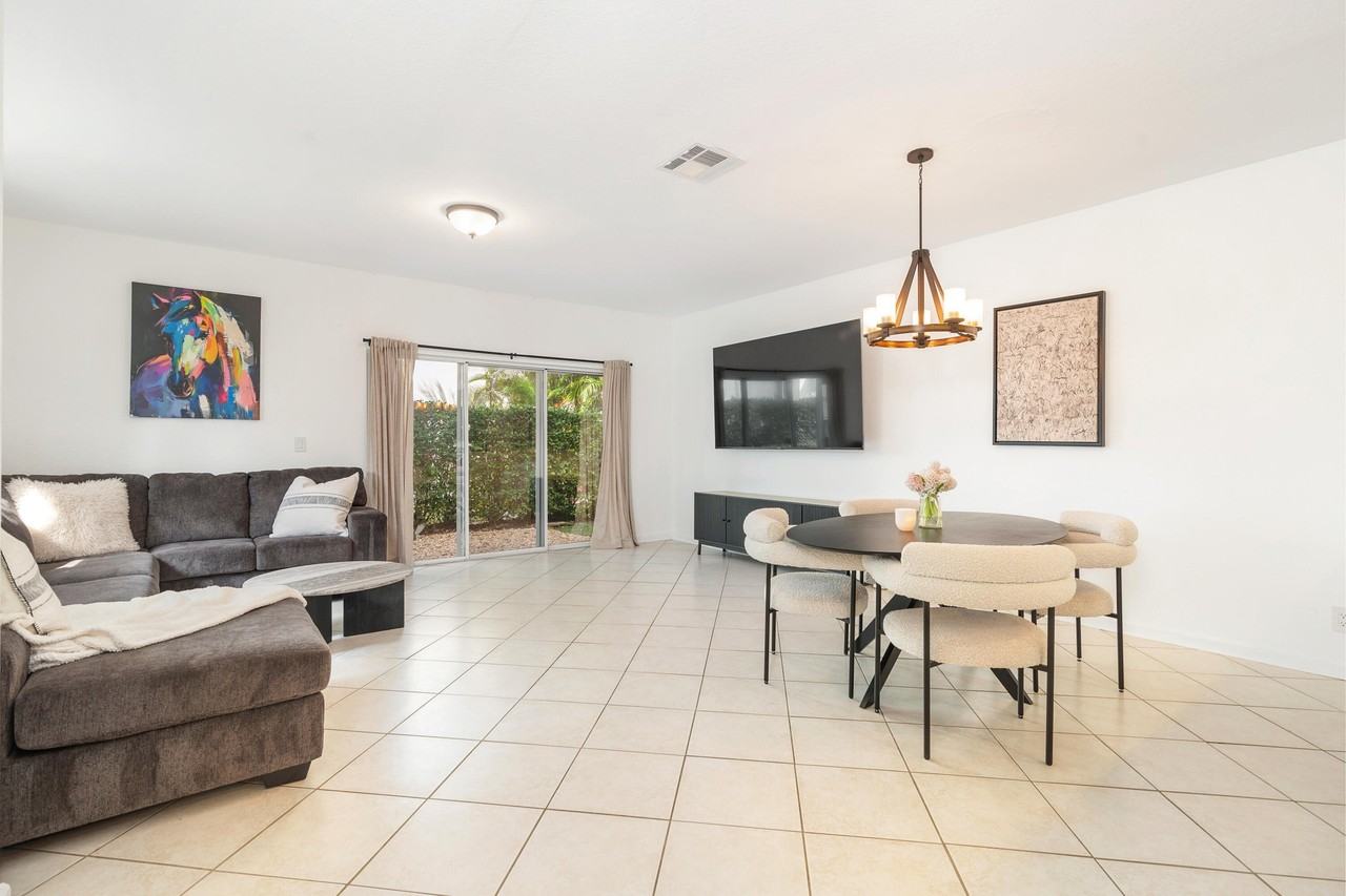 13385 Georgian Ct - Photo 4 of 20