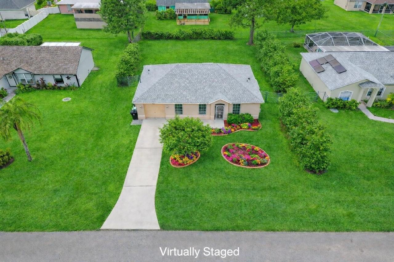 444 Sw Exmore Ave - Photo 3 of 19