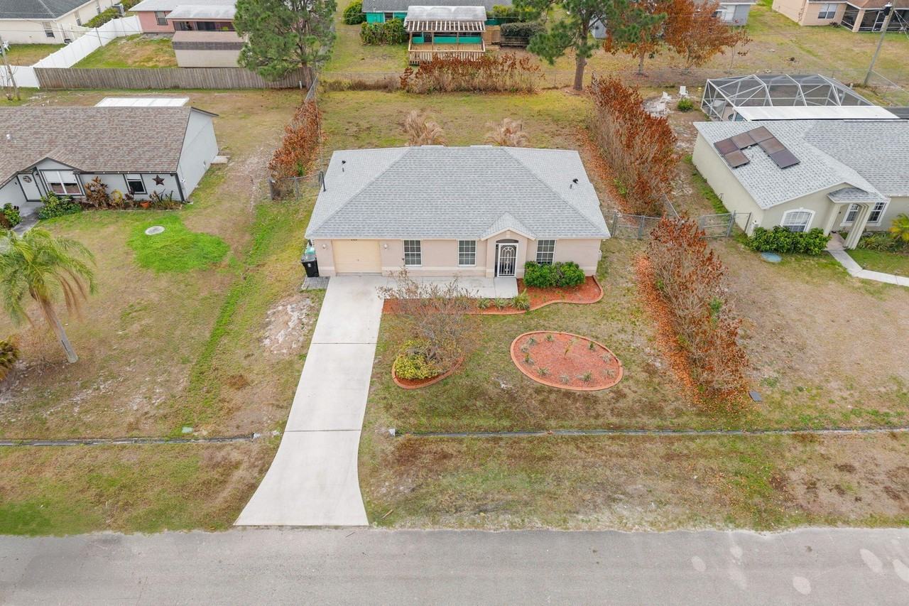 444 Sw Exmore Ave - Photo 4 of 19