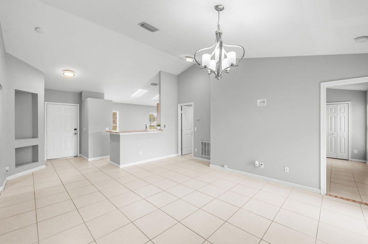 444 Sw Exmore Ave - Photo 5 of 19