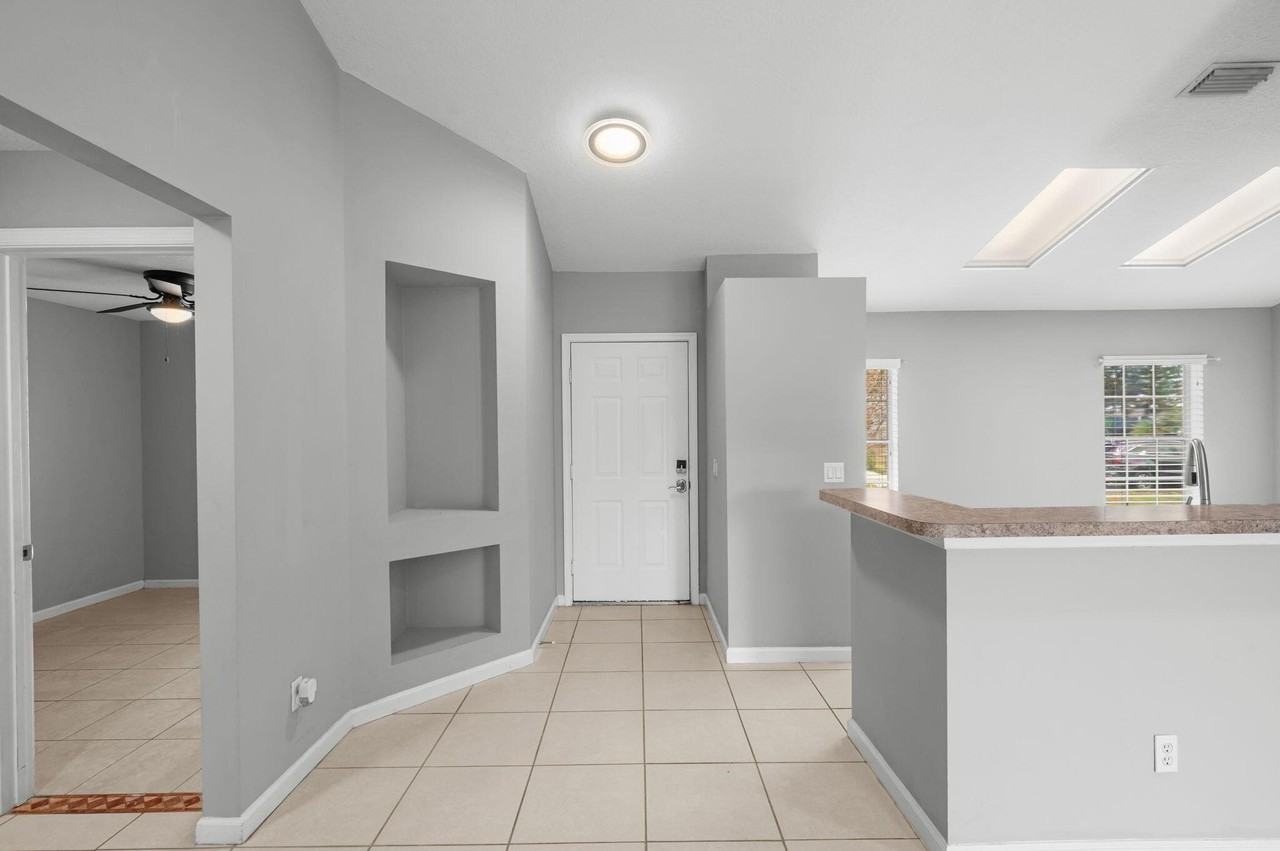 444 Sw Exmore Ave - Photo 7 of 19