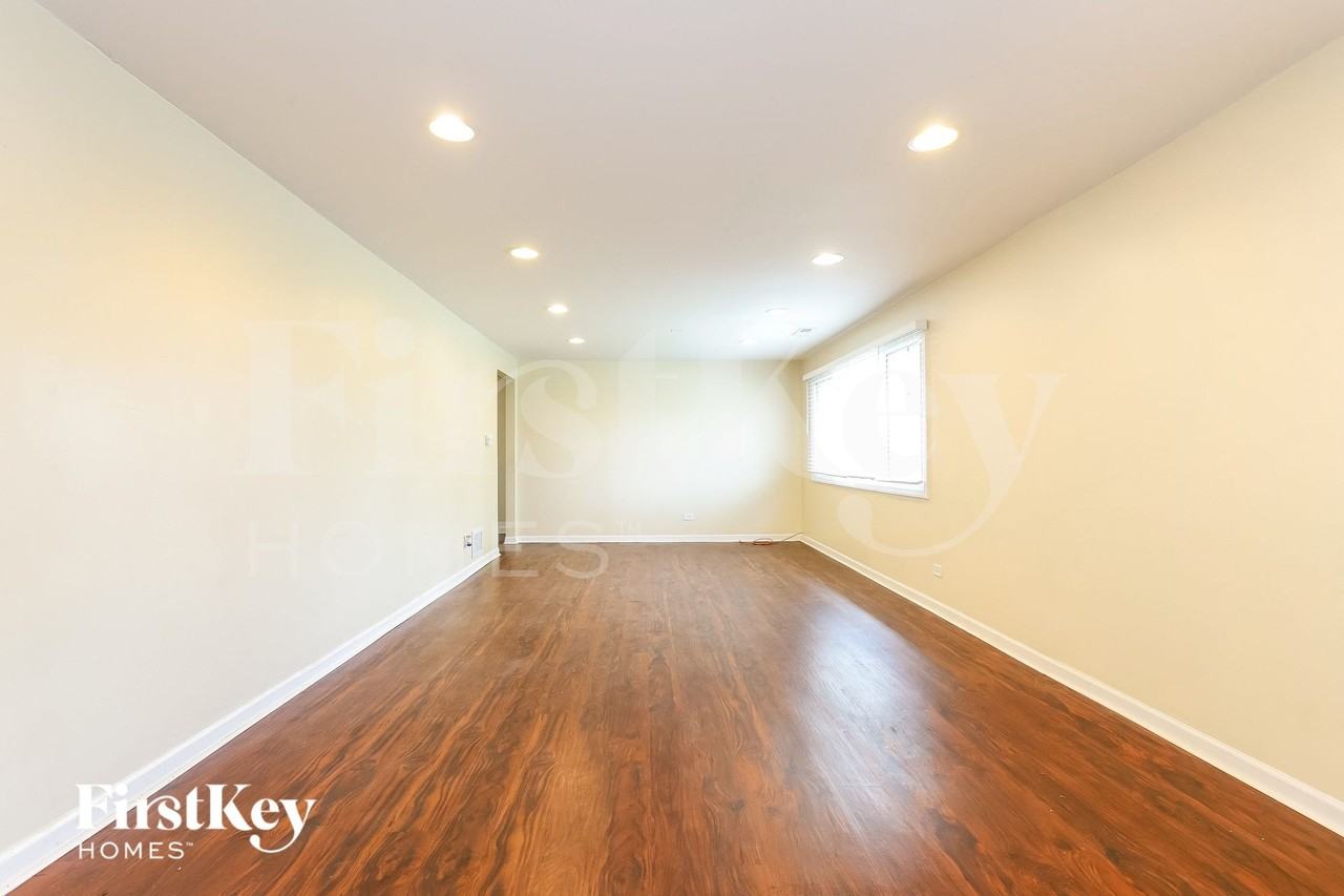 5141 Oak Center Dr - Photo 3 of 15