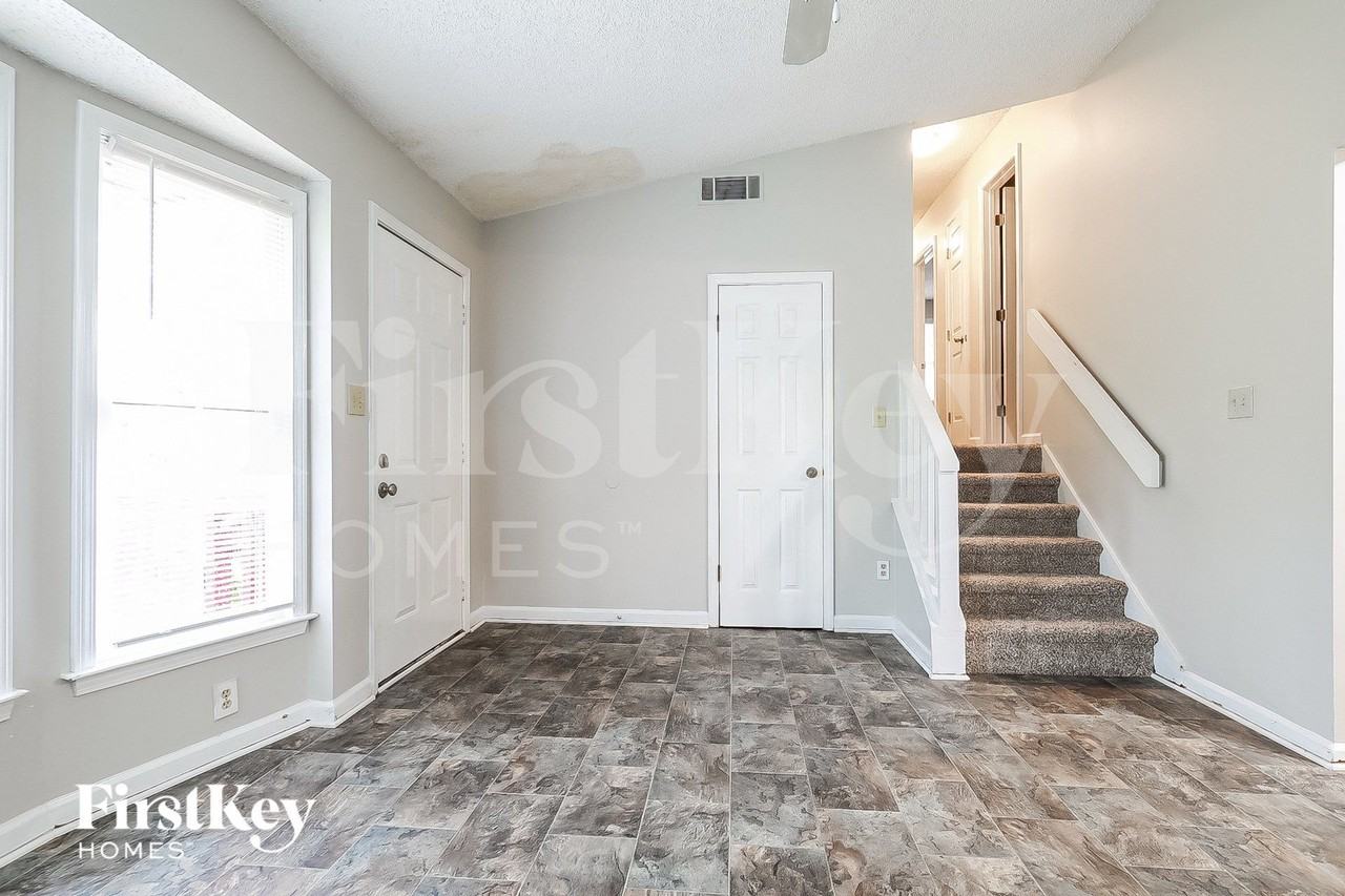 434 Ashwood Dr - Photo 3 of 14