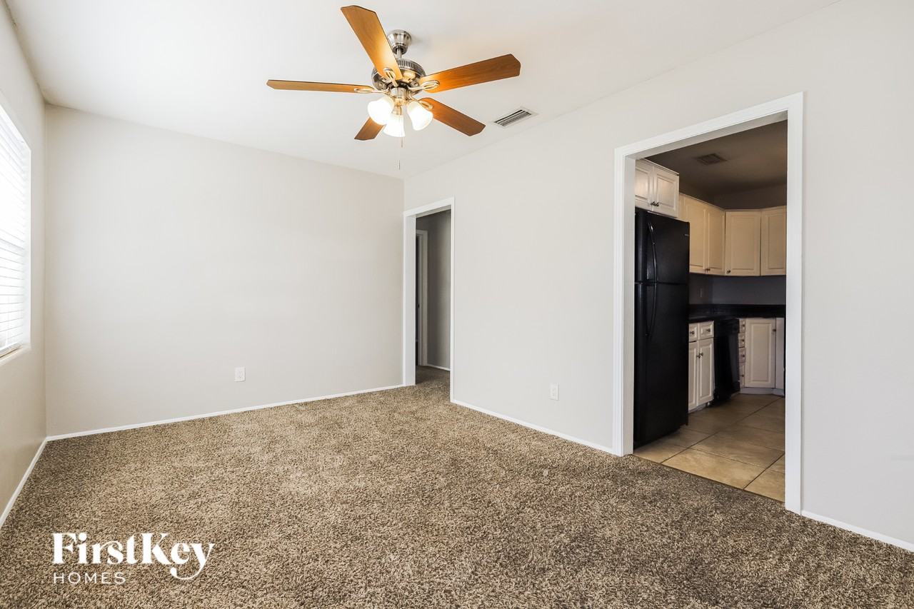 425 Hampton Ave - Photo 4 of 16