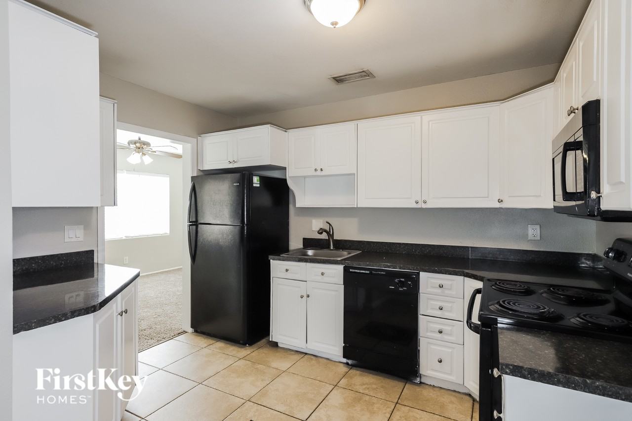 425 Hampton Ave - Photo 5 of 16