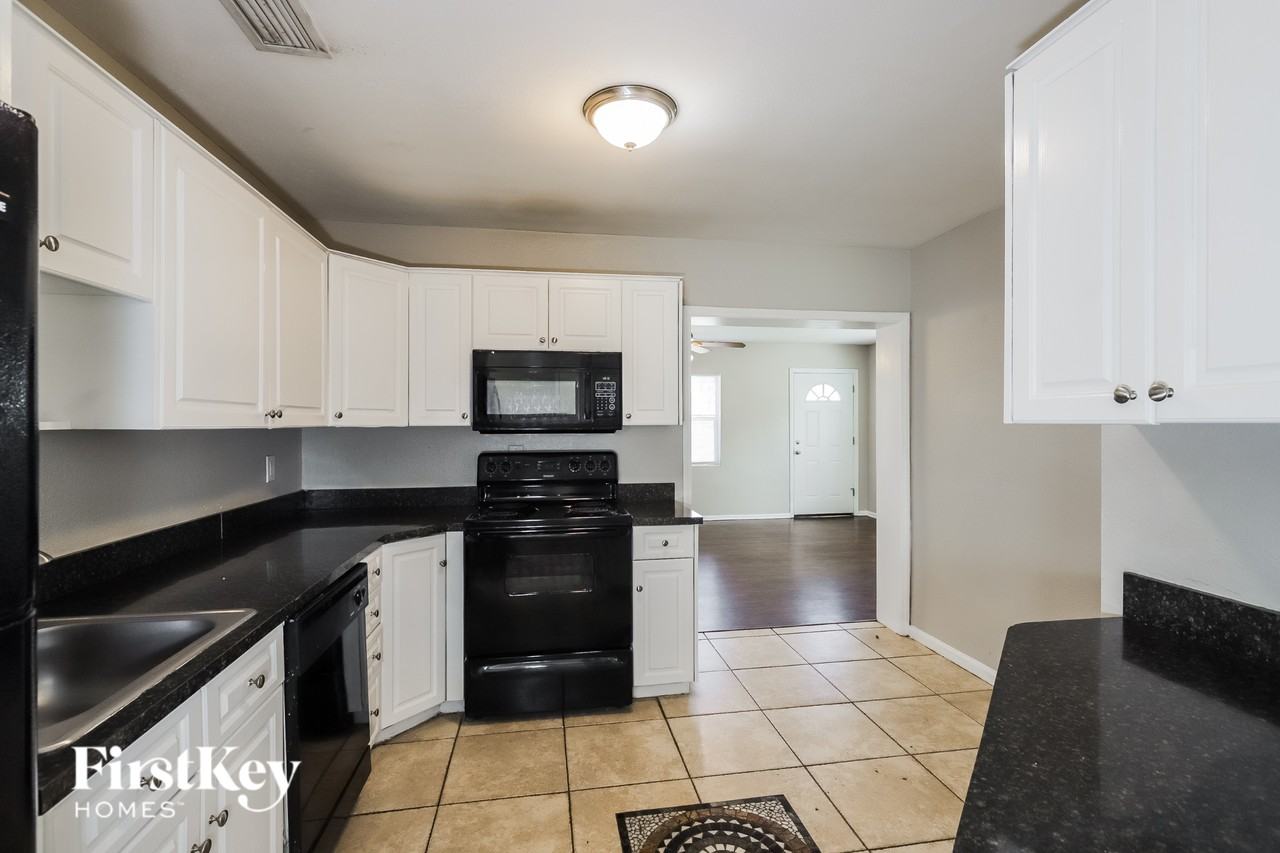 425 Hampton Ave - Photo 6 of 16