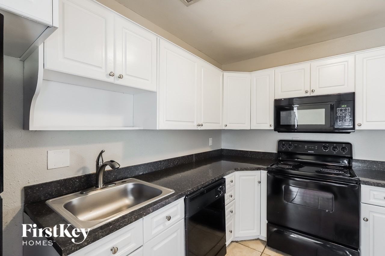 425 Hampton Ave - Photo 7 of 16