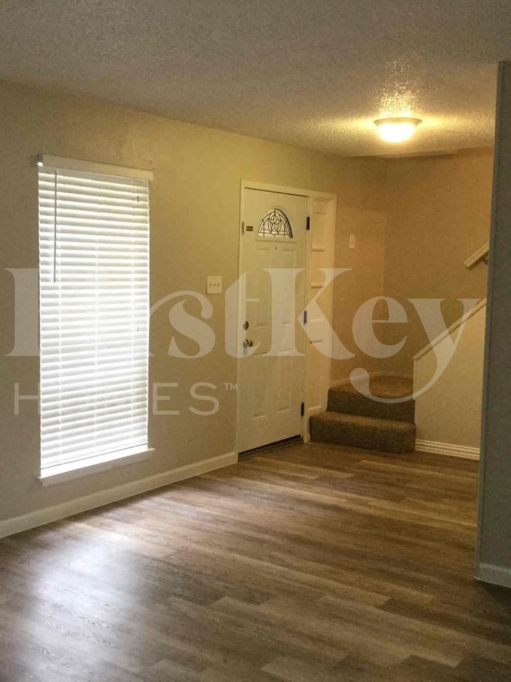 3900 Brookgate Ct - Photo 4 of 32