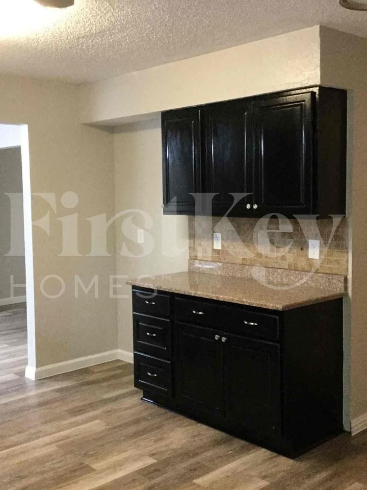 3900 Brookgate Ct - Photo 7 of 32