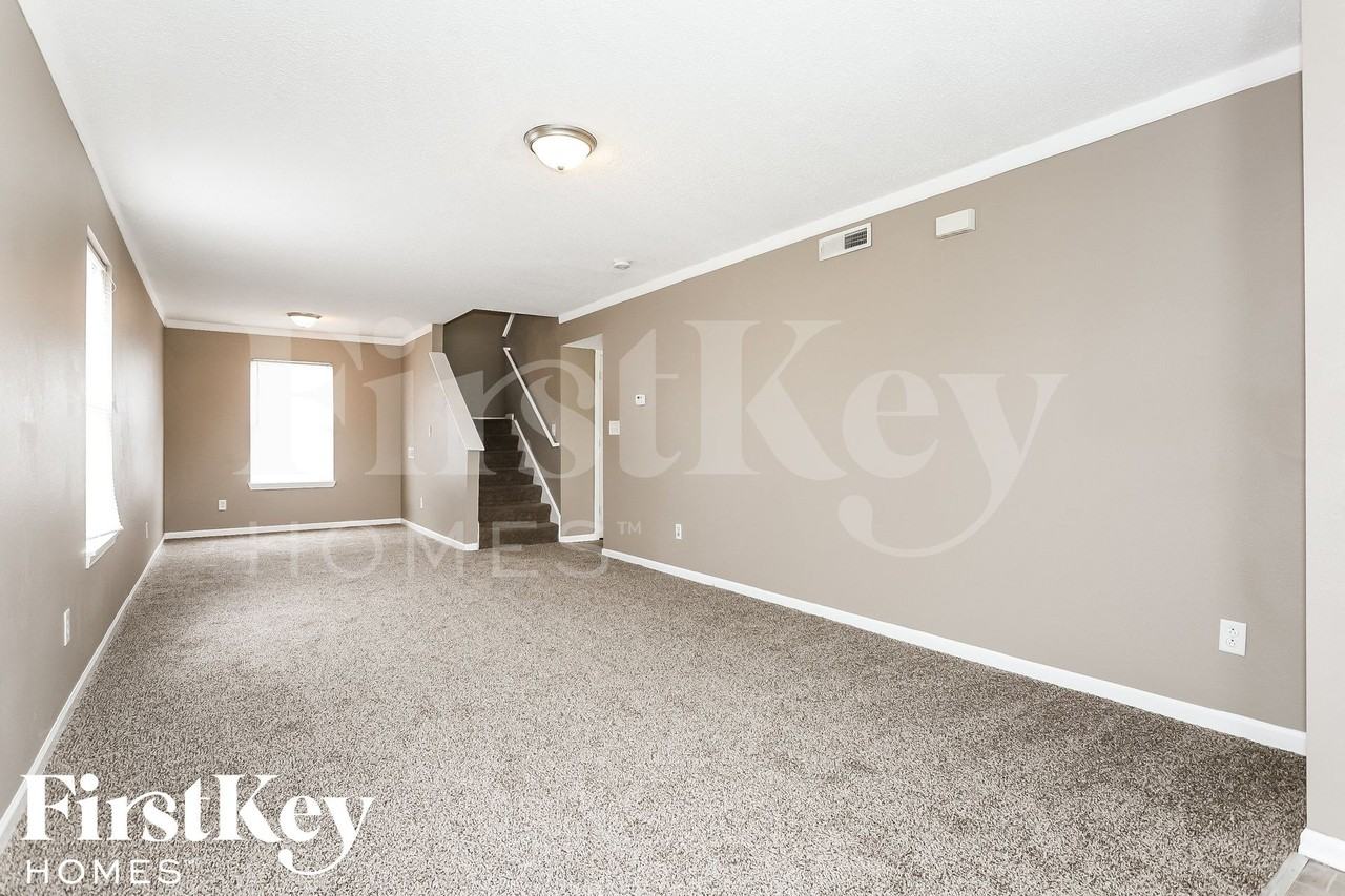 347 Venus Dr - Photo 2 of 15