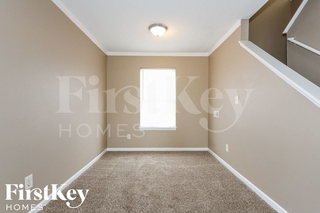 347 Venus Dr - Photo 3 of 15