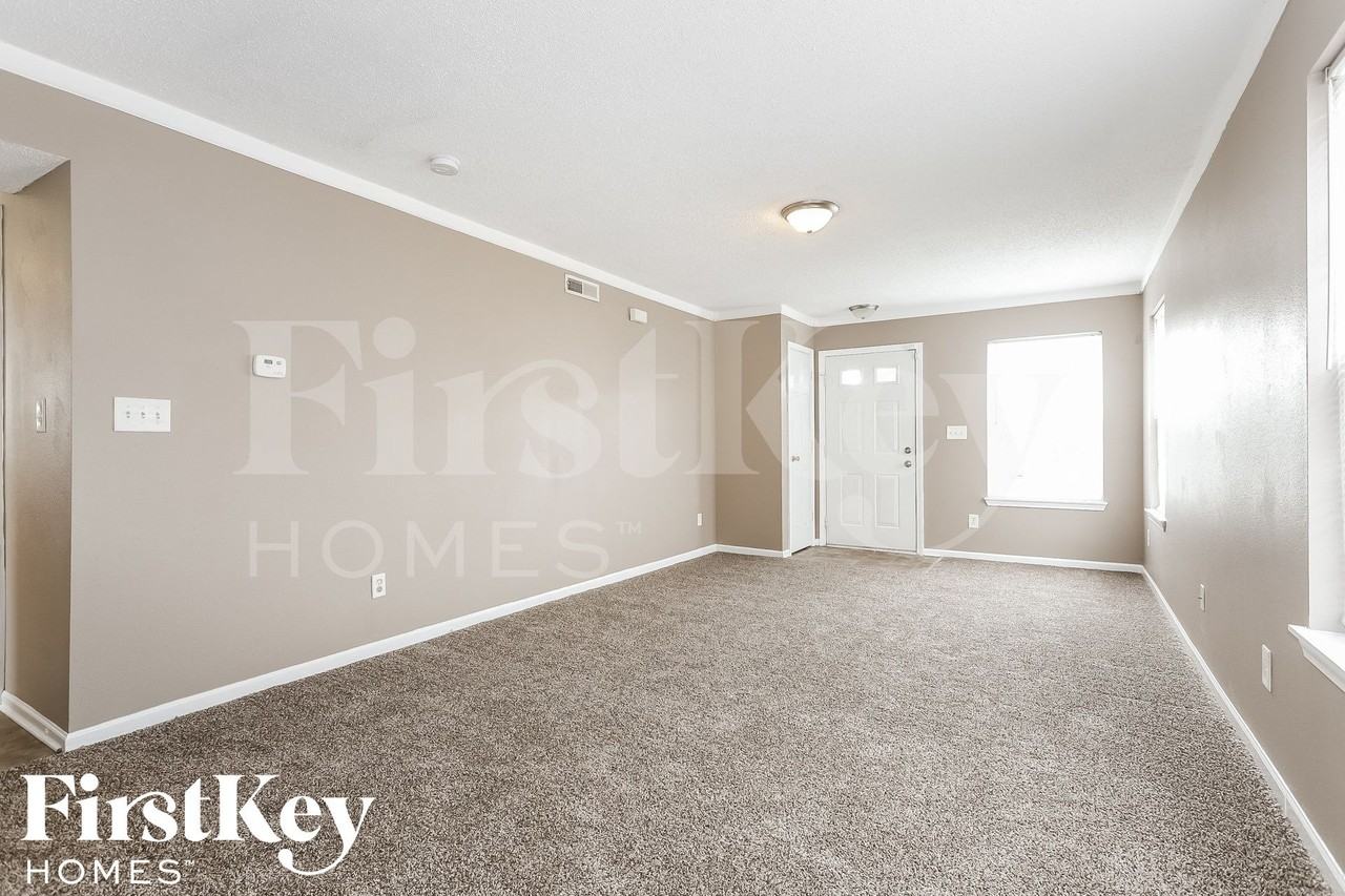 347 Venus Dr - Photo 4 of 15