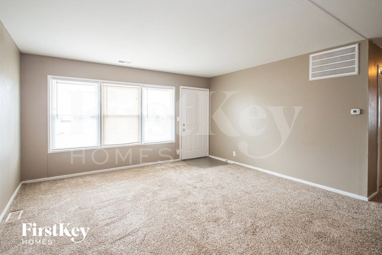 3107 N Fuller Dr - Photo 3 of 15