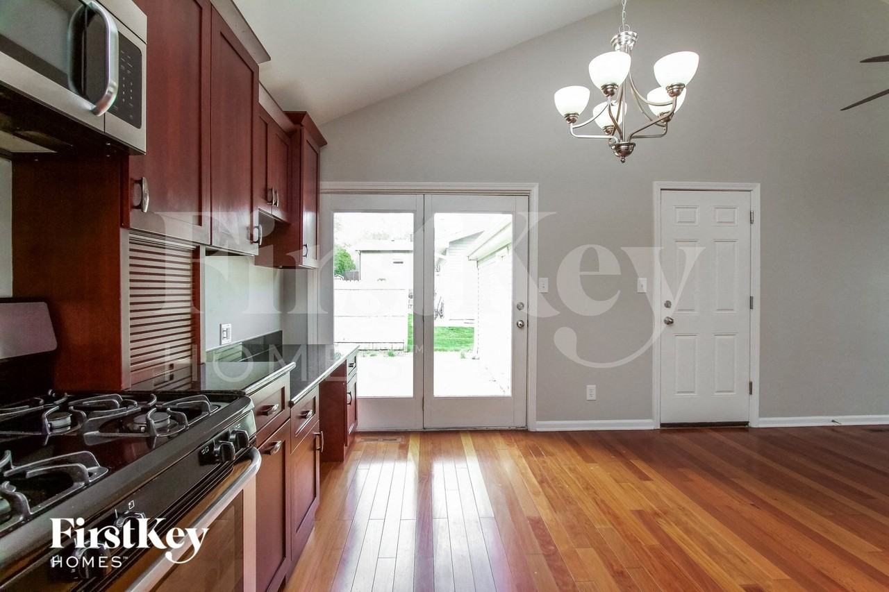 303 N Bromley Dr - Photo 5 of 15