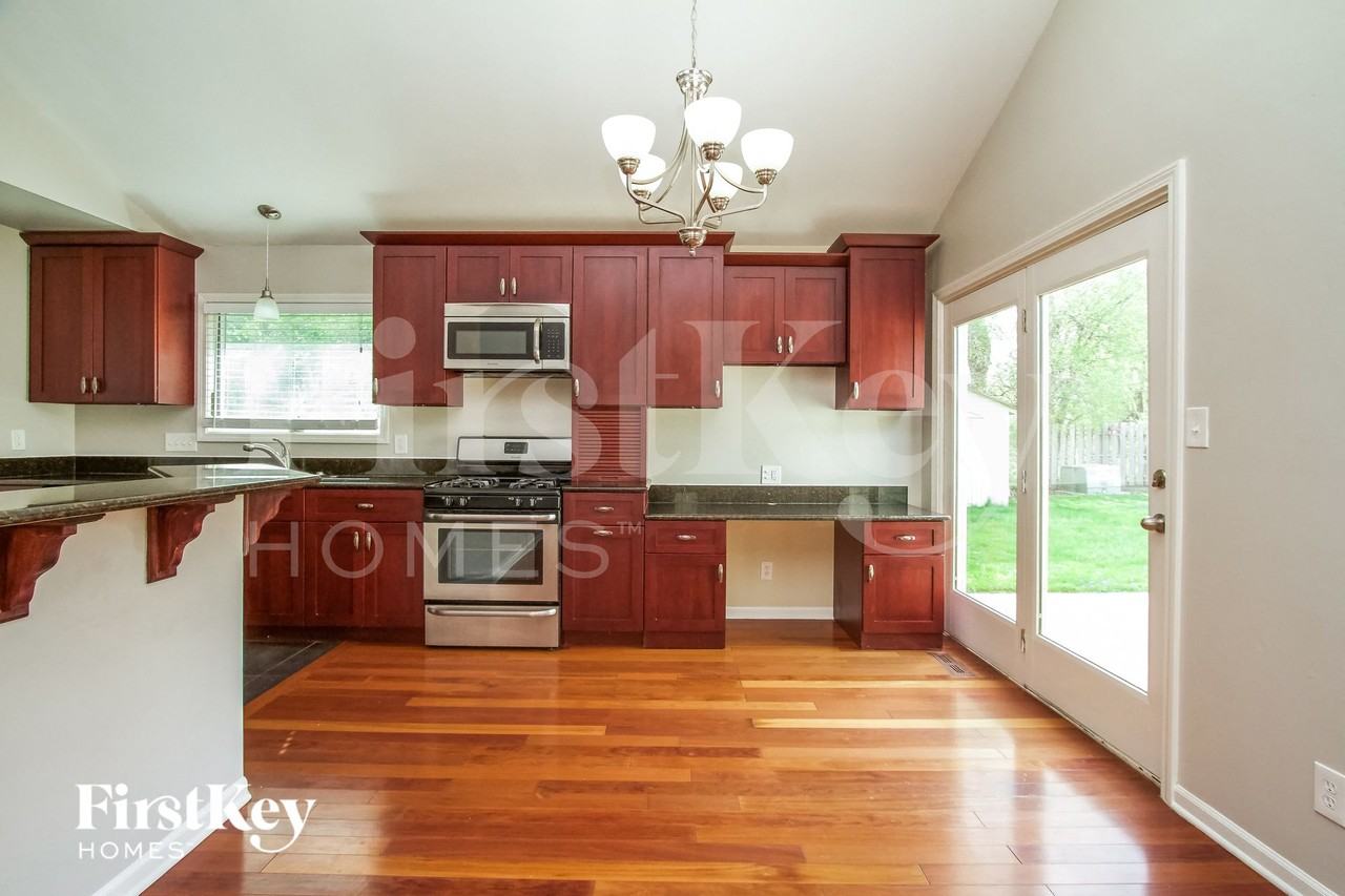 303 N Bromley Dr - Photo 6 of 15