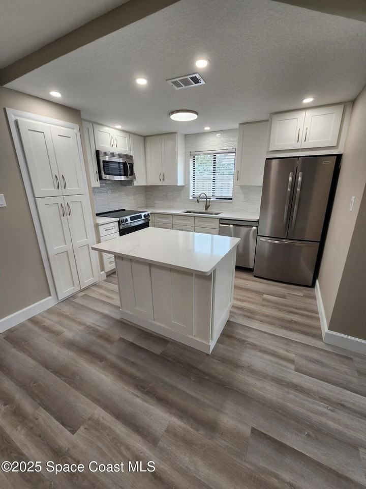 304 Wilson Ave - Photo 5 of 41