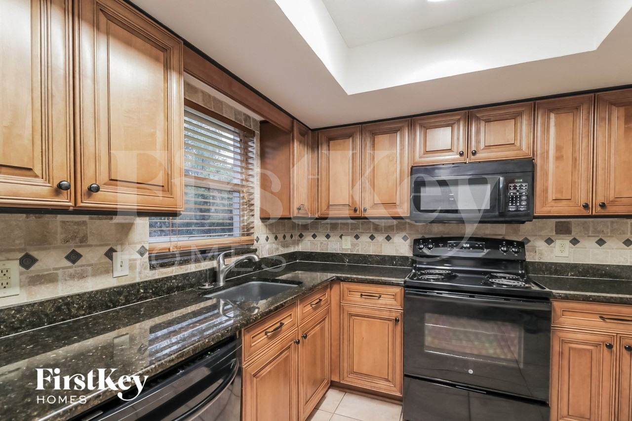 3021 Dikewood Ct - Photo 5 of 15