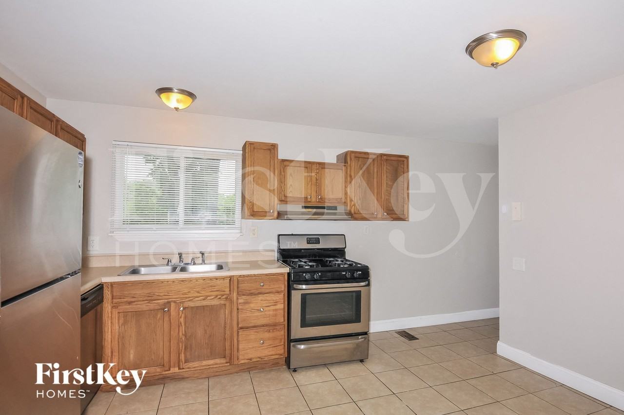 2701 Essex St - Photo 4 of 15