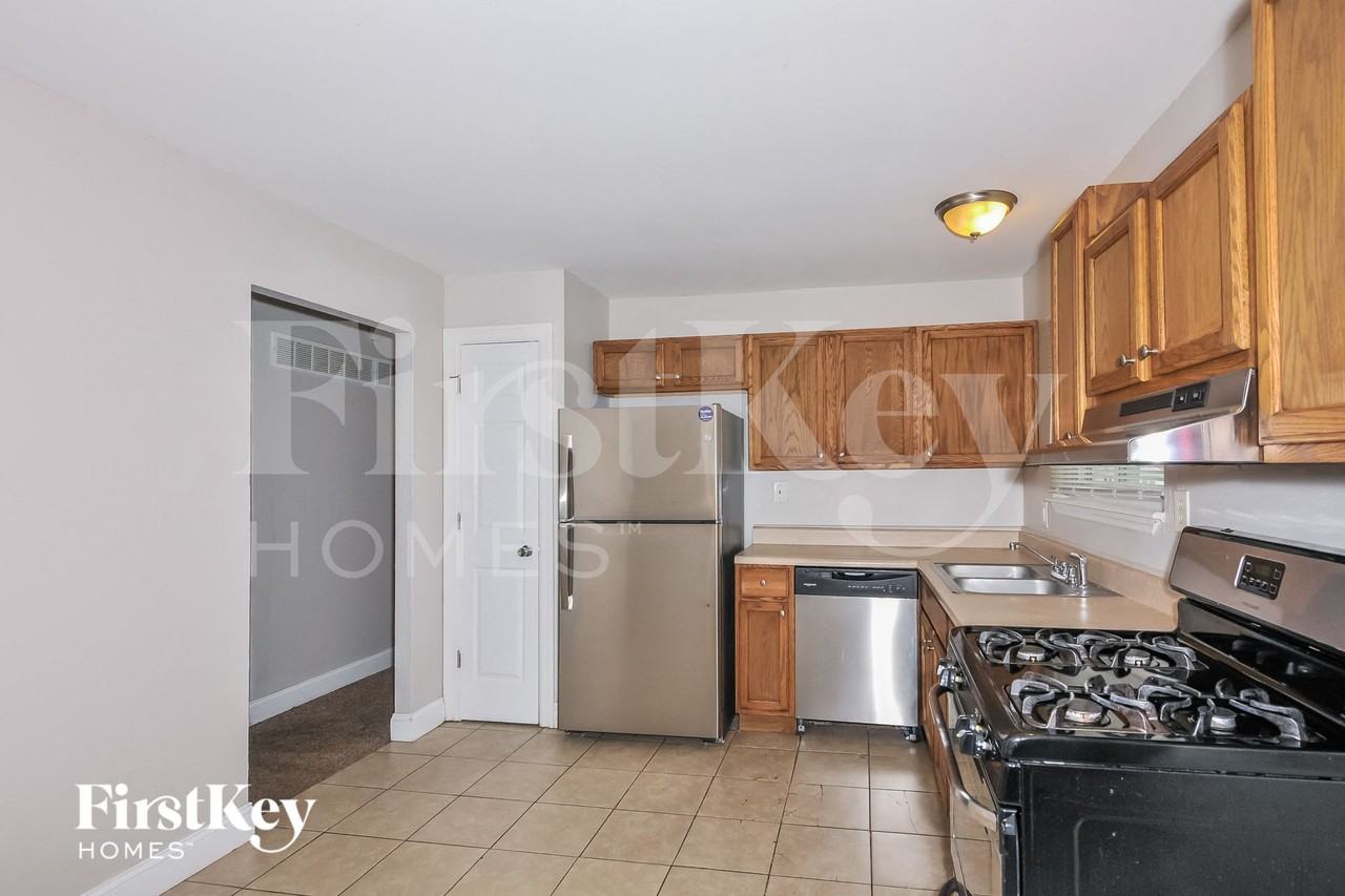 2701 Essex St - Photo 5 of 15