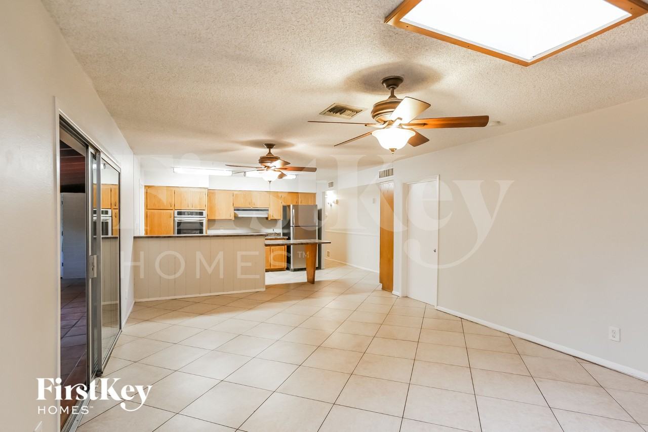 2130 E Radcliffe Dr - Photo 5 of 15