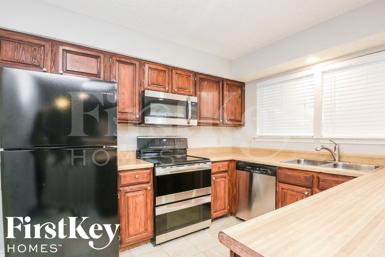 2104 Homecraft Dr - Photo 5 of 15