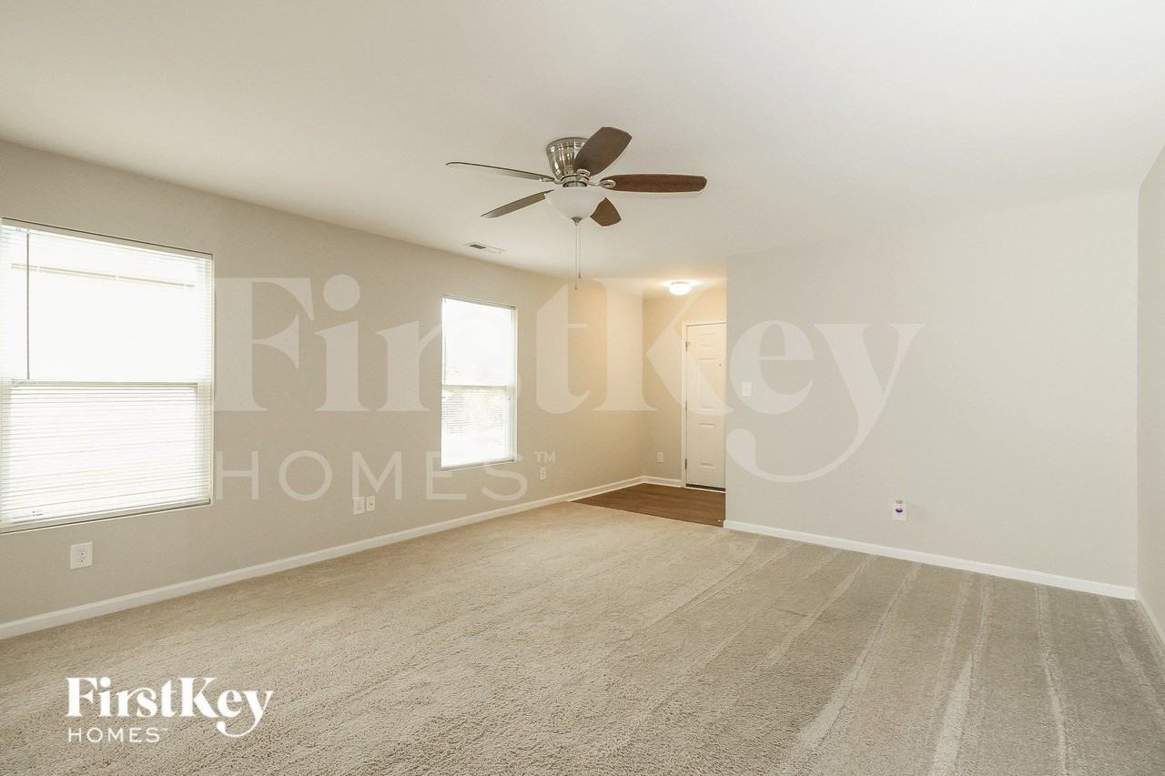 1977 Paragon Dr - Photo 3 of 15