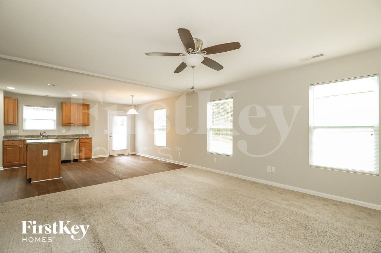 1977 Paragon Dr - Photo 4 of 15