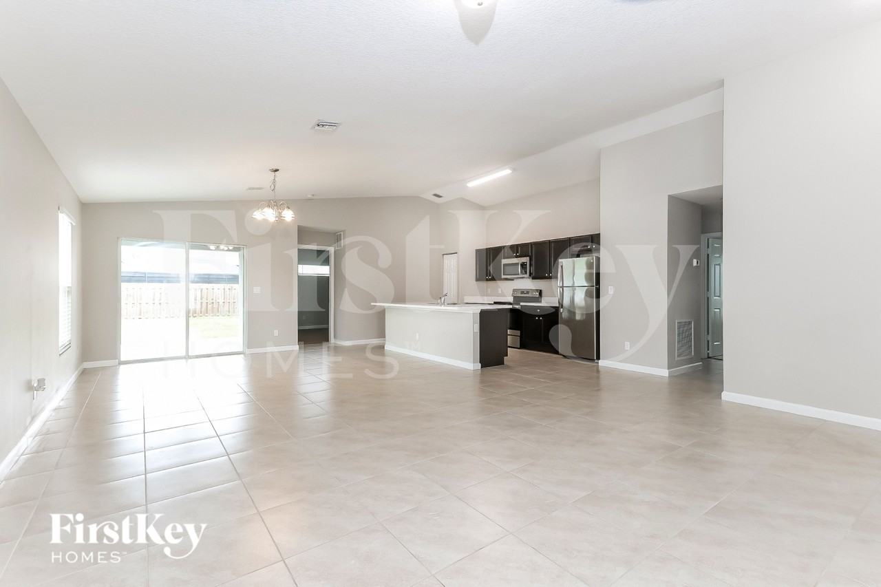 1809 Sw Cycle St - Photo 3 of 16