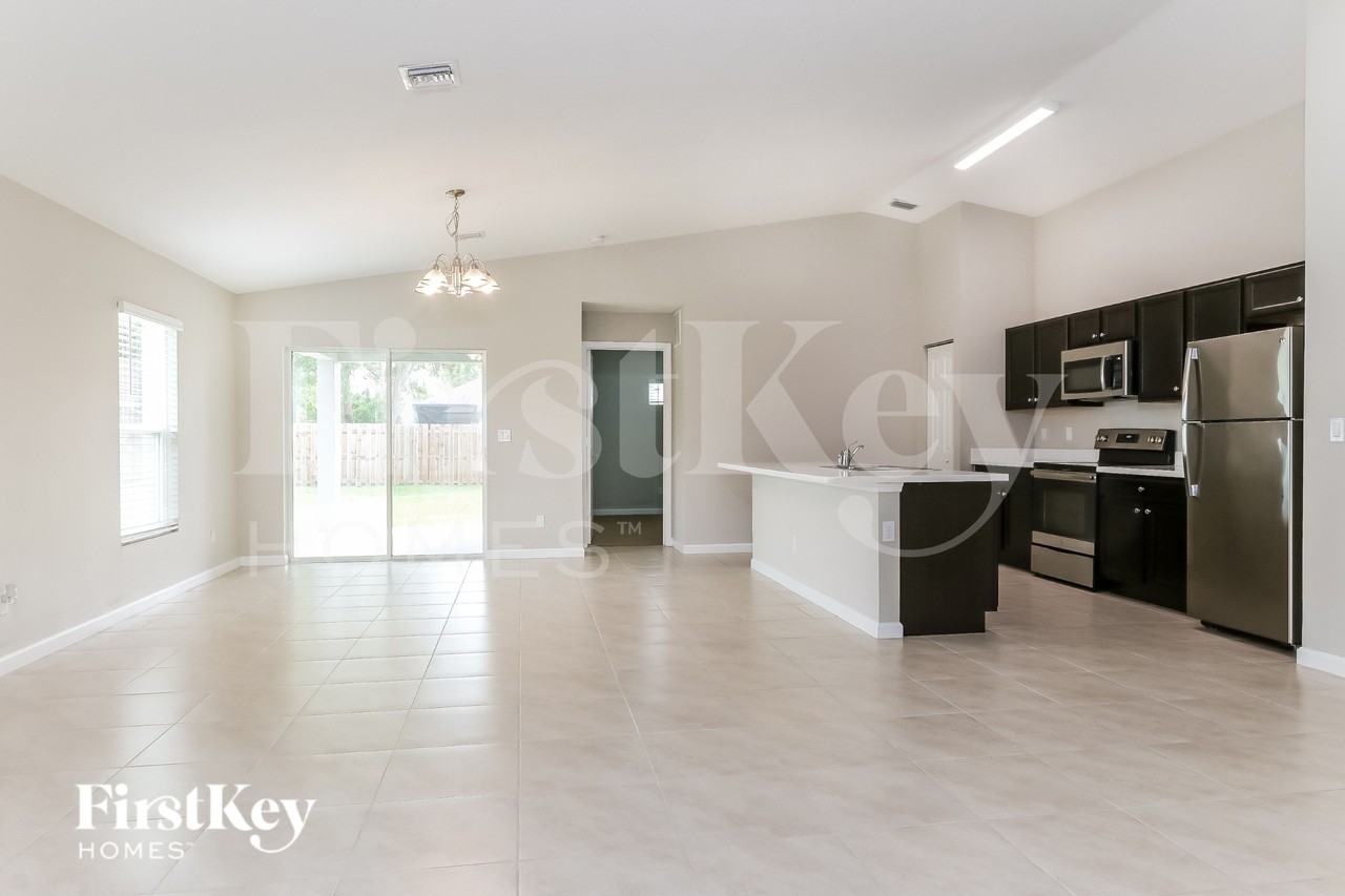 1809 Sw Cycle St - Photo 4 of 16