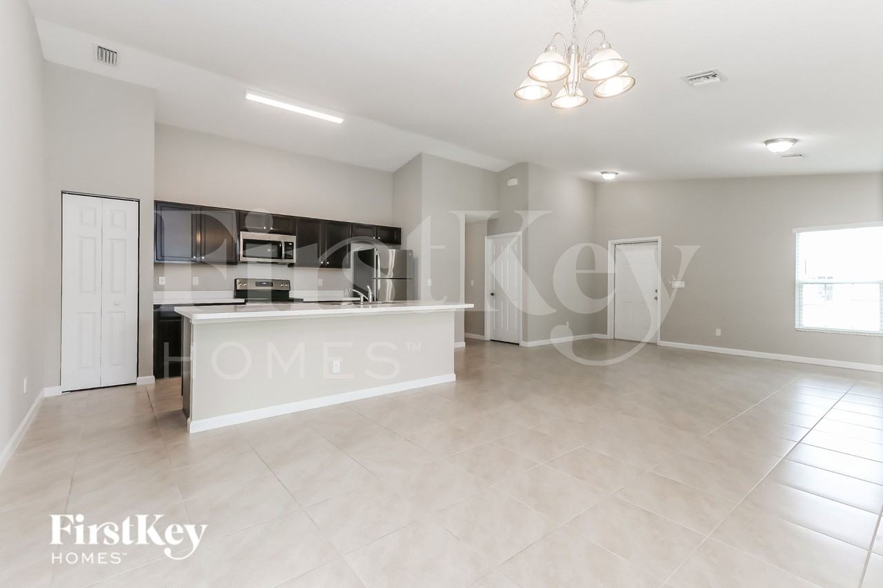 1809 Sw Cycle St - Photo 5 of 16