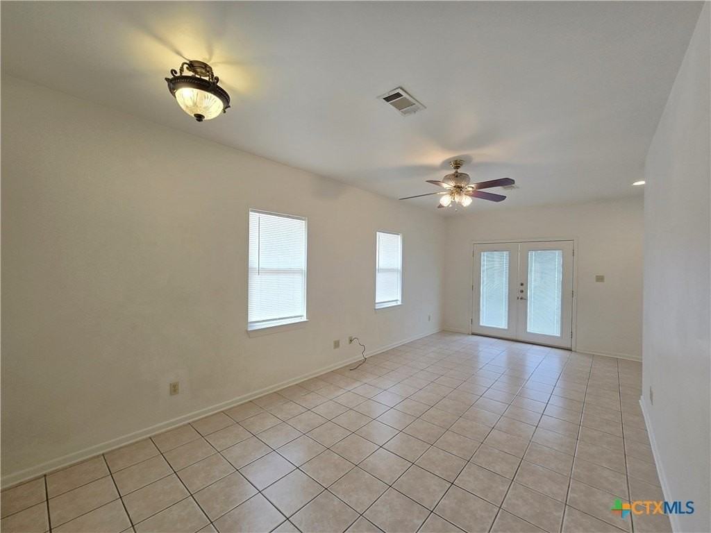 1401 W Avenue B - Photo 5 of 28