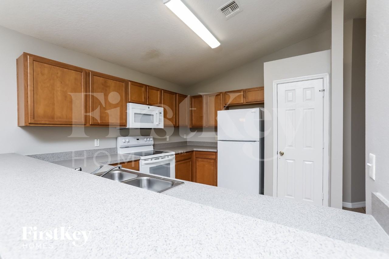 1683 Christopher St - Photo 5 of 16