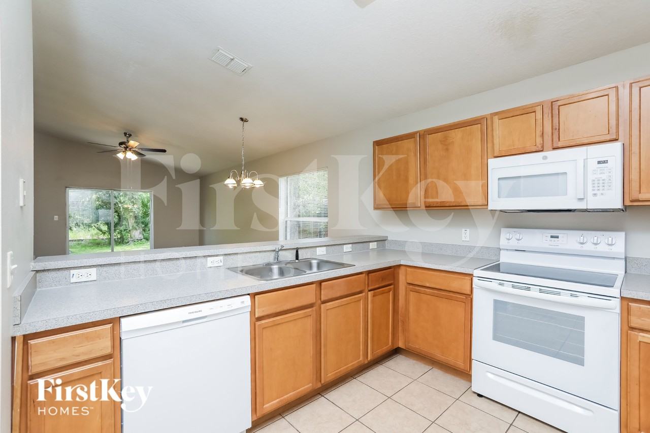 1683 Christopher St - Photo 6 of 16