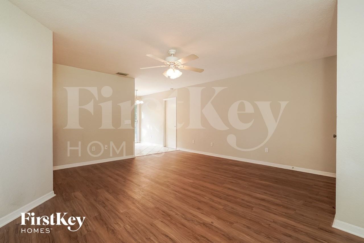 16243 Banyan Ave - Photo 3 of 15