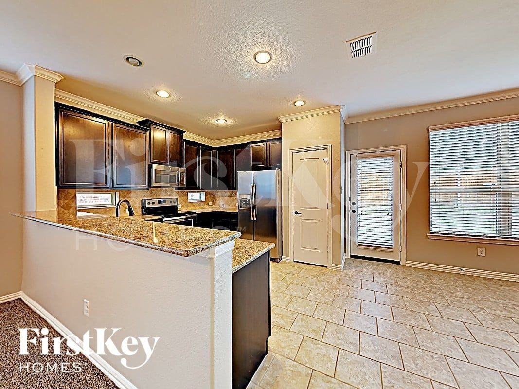 16045 Crosslake Ct - Photo 4 of 17