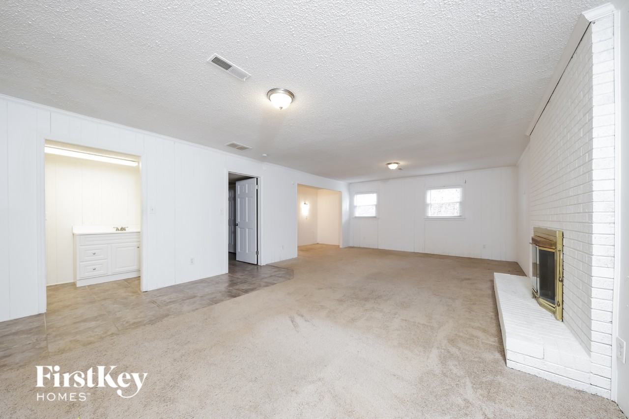 160 Rhyne Ct - Photo 3 of 15