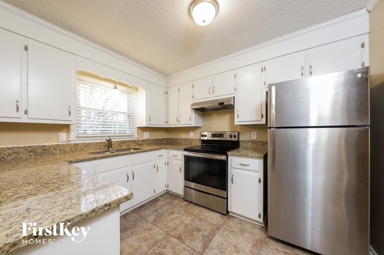 160 Rhyne Ct - Photo 5 of 15