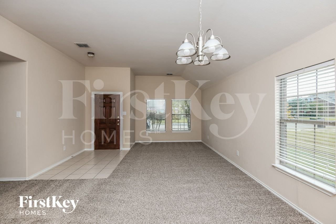 1517 Brandon Dr - Photo 3 of 16